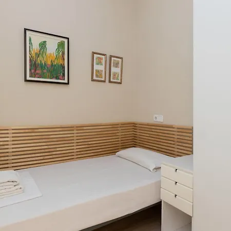 Aparteasy - Family 4-Bedroom Apartment Barcelona