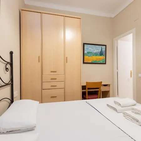 Apartment Aparteasy - Family 4-Bedroom Apartment Barcelona